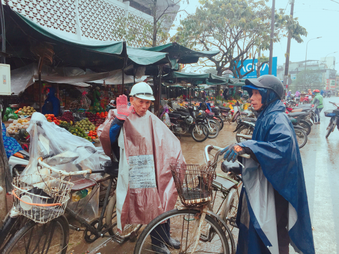 Mặc d&ugrave; vất vả nhưng vẫn tươi cười (Ảnh: Kiều Trinh)