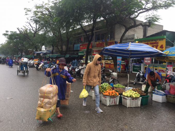 Mưa, lạnh nhưng c&ocirc;ng việc bu&ocirc;n b&aacute;n kh&ocirc;ng ngừng nghỉ ( Ảnh: Th&acirc;n Hiền)