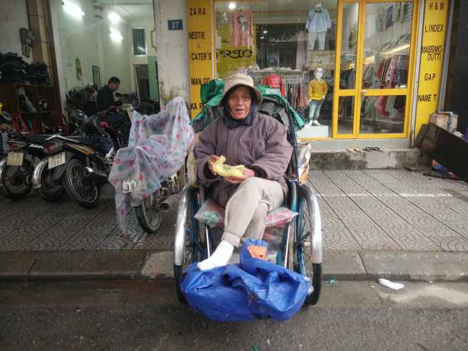 B&aacute;c x&iacute;ch l&ocirc; ăn vội cho xong bữa. (Ảnh: Như Quỳnh)