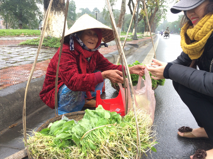 B&agrave; Nguyễn Thị Tồn 80 tuổi c&ugrave;ng g&aacute;nh h&agrave;ng rong (Ảnh: Nguyễn Hiền)