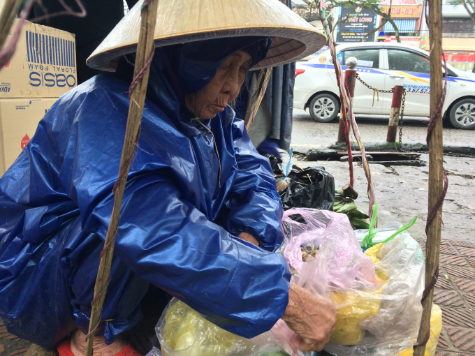 D&ugrave; lạnh gi&aacute; nhưng cụ b&agrave; vẫn miệt m&agrave;i với c&ocirc;ng việc (Ảnh: Chu Duy&ecirc;n )