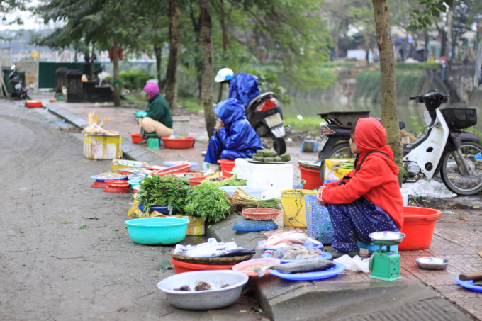 Trong cơn gi&oacute; buốt lạnh, c&aacute;c chị vẫn phải mưu sinh. (Ảnh: Ph&ugrave;ng H&agrave;)