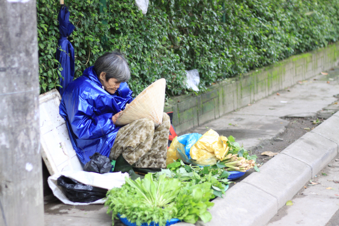 B&agrave; Tuyết đ&atilde; 79 tuổi, kh&ocirc;ng chồng con cũng kh&ocirc;ng c&oacute; b&agrave; con, chỉ c&oacute; g&aacute;nh h&agrave;ng gi&uacute;p b&agrave; sống qua từng ng&agrave;y. (Ảnh: Ph&ugrave;ng H&agrave;)