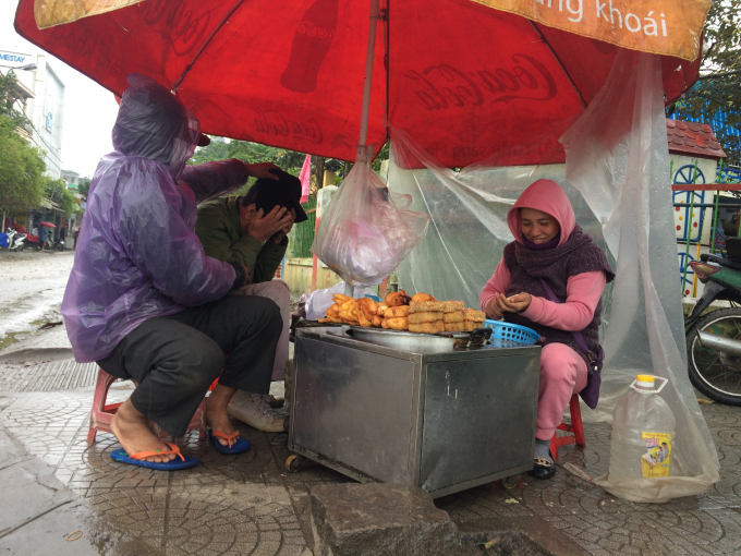 B&aacute;n b&aacute;nh trong thời tiết buốt lạnh (Ảnh: Nguyễn Hiền)