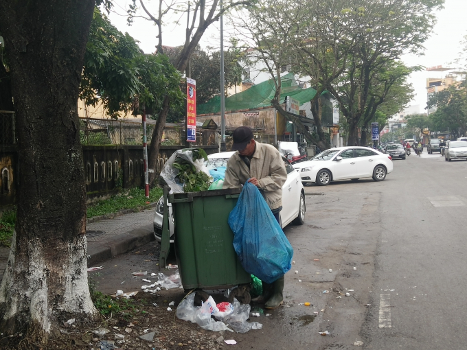 Cụ &ocirc;ng lượm ve chai kiếm kế mưu sinh. (Ảnh: Như Quỳnh)