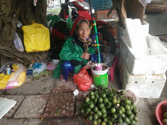 Cụ Bớt b&aacute;n cau kiếm sống qua ng&agrave;y. (Ảnh: Như Quỳnh)