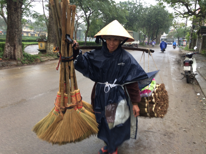 B&agrave; V&otilde; Thị S&aacute;u 70 tuổi vẫn nặng g&aacute;nh mưu sinh (Ảnh: Nguyễn Hiền)