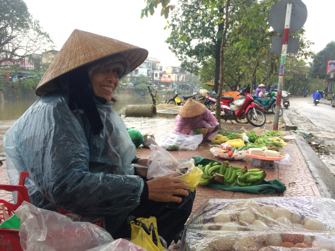 D&ugrave; lạnh nhưng b&agrave; vẫn phải dọn h&agrave;ng từ s&aacute;ng sớm để kiếm tiền (Ảnh: Th&acirc;n Hiền)