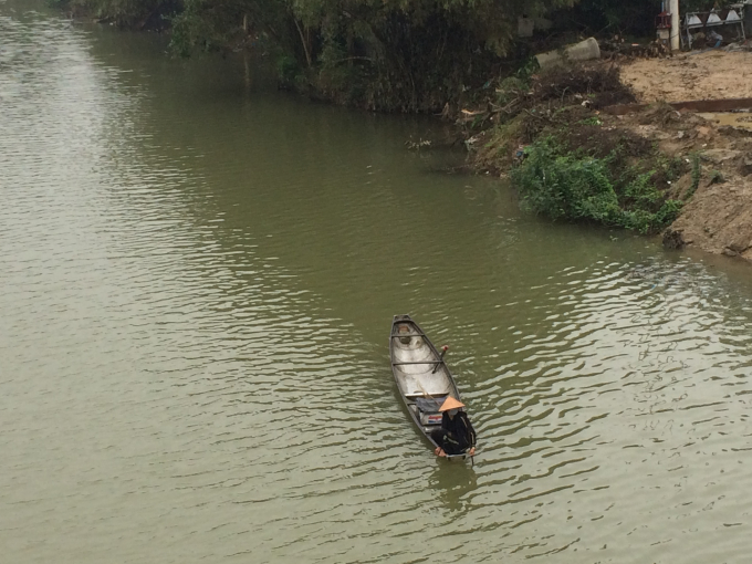 R&eacute;t buốt ch&egrave;o ghe thả lưới dưới s&ocirc;ng (Ảnh: Th&acirc;n Hiền)