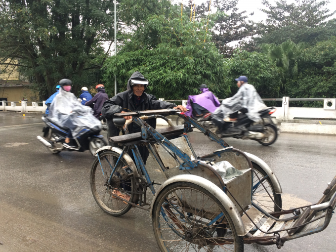 Nhiều người d&ugrave; gi&agrave; nhưng vẫn tranh thủ chạy x&iacute;ch l&ocirc; để kiếm th&ecirc;m tiền ng&agrave;y mưa, gi&oacute; (Ảnh: Th&acirc;n Hiền)