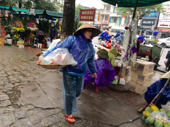 Rao b&aacute;n h&agrave;ng giữa trời mưa (Ảnh: Nguyễn Hiền)