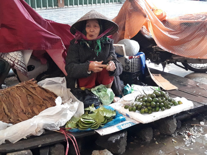 Gian h&agrave;ng ở chợ Nong vắng kh&aacute;ch (Ảnh: Mỹ Ph&uacute;c)&nbsp;