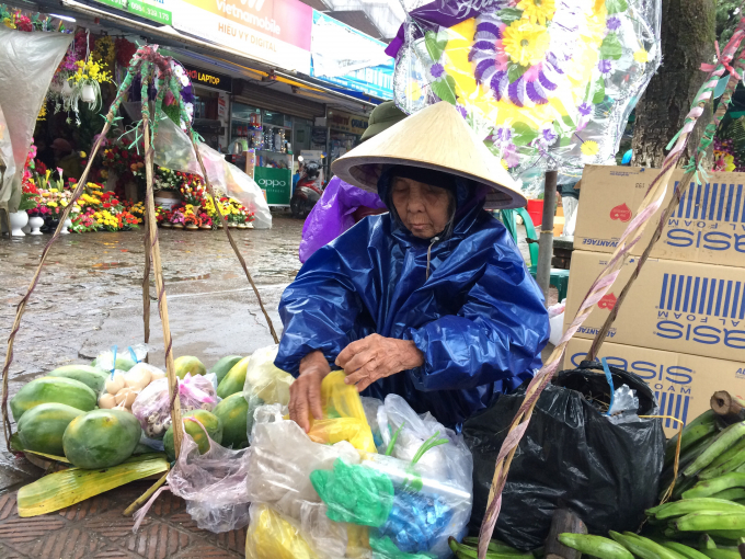 G&aacute;nh h&agrave;ng rong ở chợ Đ&ocirc;ng Ba (Ảnh: Chu Duy&ecirc;n )