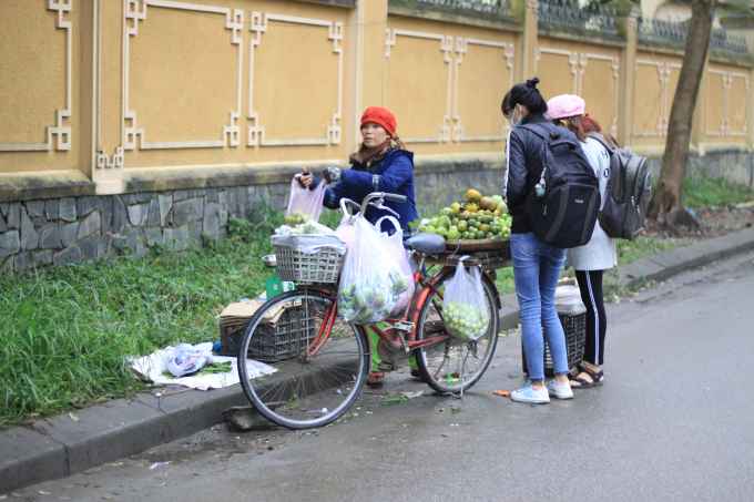 Chiếc xe đạp nhỏ chở g&aacute;nh h&agrave;ng. (Ảnh: Ph&ugrave;ng H&agrave;)