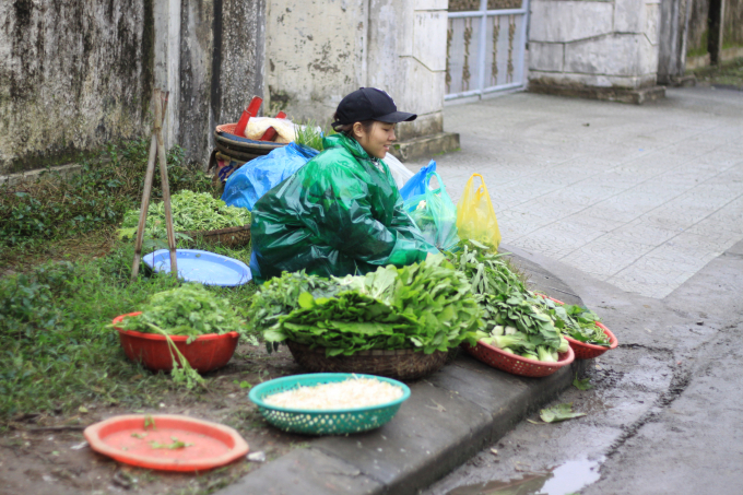 Chị Trinh đang g&aacute;nh gồng cuộc sống cơm &aacute;o gạo tiền trong ng&agrave;y r&eacute;t. (Ảnh: Ph&ugrave;ng H&agrave;)