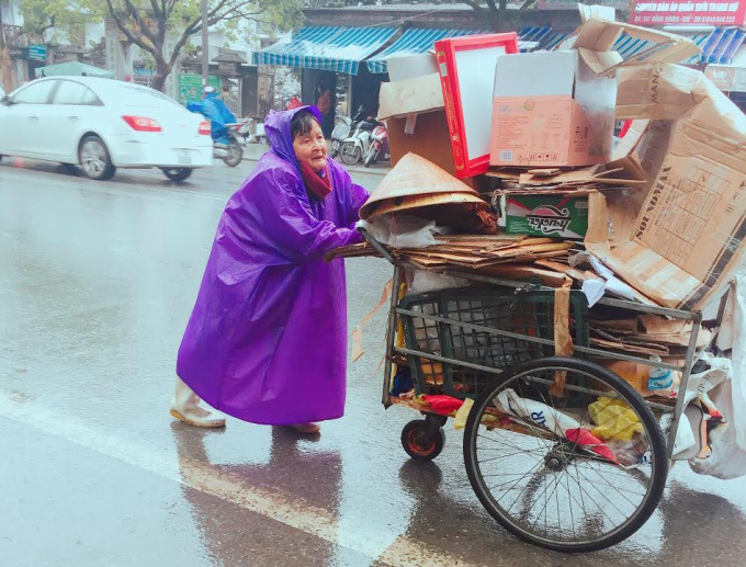 Cụ b&agrave; gồng m&igrave;nh với chiếc xe nặng (Ảnh: Kiều Trinh)