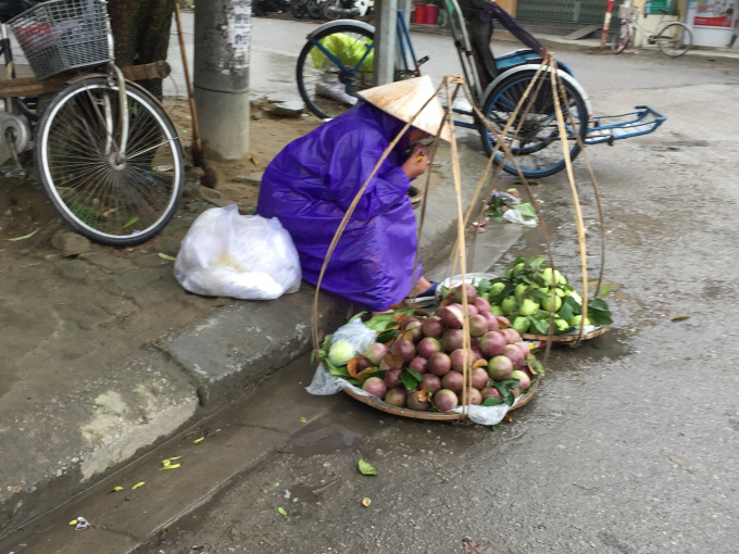 Người phụ nữ với bữa ăn vội vả (Ảnh: V&acirc;n Anh)