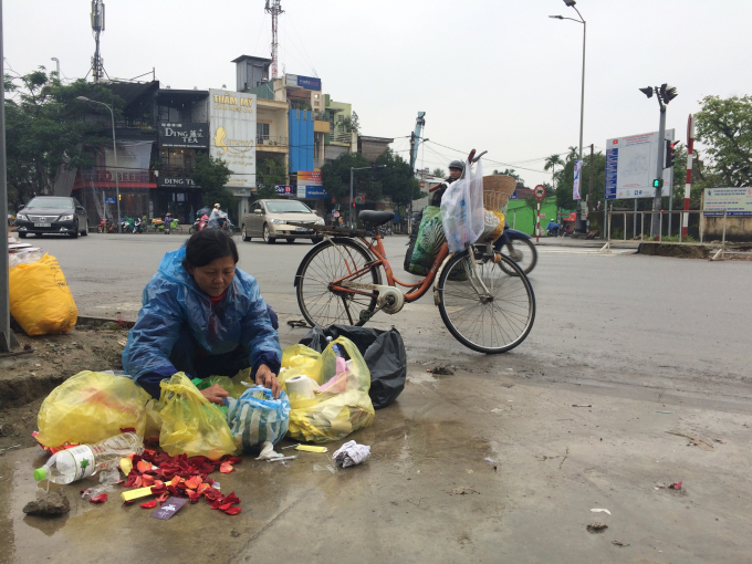 Nhặt ve chai tr&ecirc;n mọi cung đường ở th&agrave;nh phố (Ảnh: Chu Duy&ecirc;n )