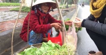 Hình ảnh người dân Huế mưu sinh trong tiết trời lạnh giá