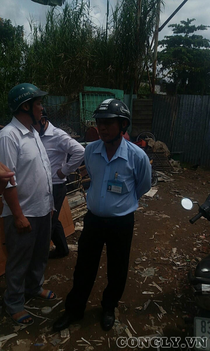 C&aacute;n bộ phường 4 đến l&agrave;m việc nhưng nh&oacute;m người của &ocirc;ng Th&ocirc;ng kh&ocirc;ng cho v&agrave;o.