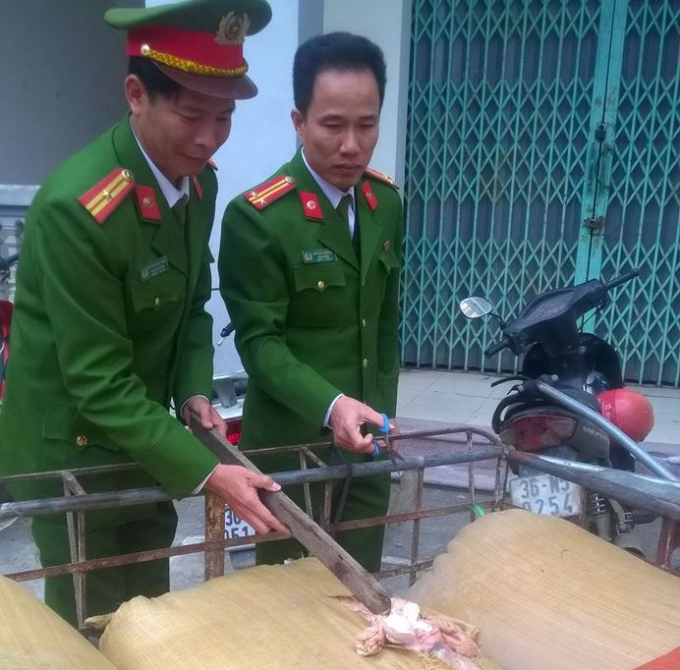 Hơn 500 kg nội tạng h&ocirc;i thối bị Cảnh s&aacute;t trật tự bắt giữ.