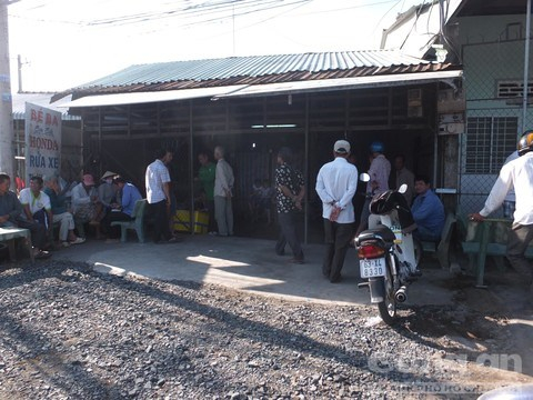 Tiệm sửa xe nơi vợ chồng anh Ba bị truy s&aacute;t. (Ảnh: b&aacute;o C&ocirc;ng an TP HCM)