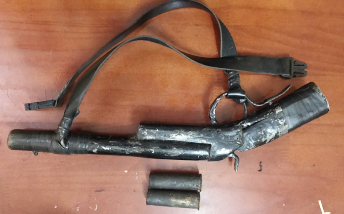 Khẩu s&uacute;ng tự chế m&agrave; hai đối tượng d&ugrave;ng để bắn trả lại người d&acirc;n. (Ảnh: CA Thanh H&oacute;a)