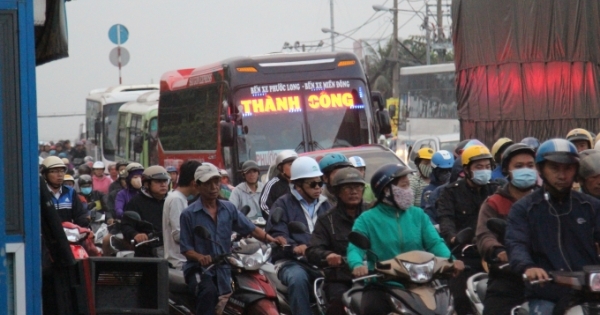 Xe container nằm vắt vẻo trên dải phân cách, cửa ngõ Sài Gòn kẹt cứng