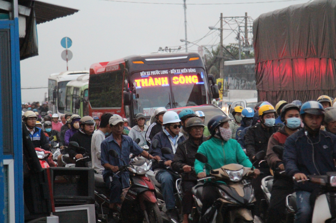 Kẹt xe k&eacute;o d&agrave;i nhiều giờ liền.