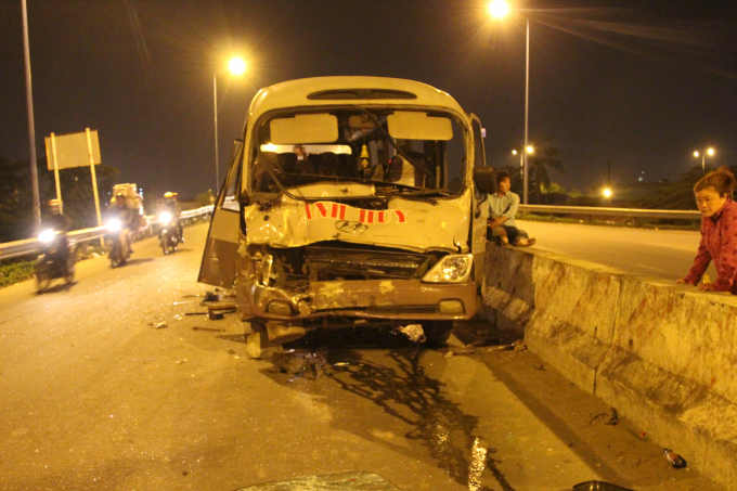 Chiếc xe kh&aacute;ch bể n&aacute;t sau khi h&uacute;c đu&ocirc;i xe container.