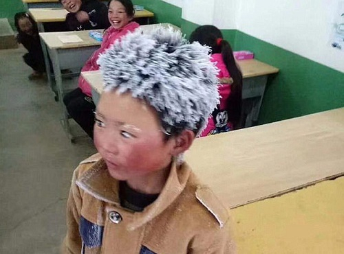 T&oacute;c cậu b&eacute; dựng đứng, phủ đầy băng gi&aacute;. Ảnh:&nbsp;Nh&acirc;n d&acirc;n Nhật b&aacute;o.