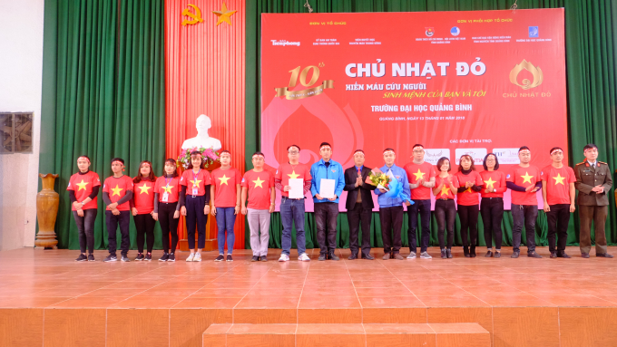 Nh&acirc;n dịp n&agrave;y, Ban tổ chức đ&atilde; biểu dương v&agrave; trao giấy chứng nhận cho c&aacute;c tập thể v&agrave; c&aacute; nh&acirc;n v&igrave; đ&atilde; c&oacute; nhiều đ&oacute;ng g&oacute;p trong phong tr&agrave;o hiến m&aacute;u t&igrave;nh nguyện ở Quảng B&igrave;nh.