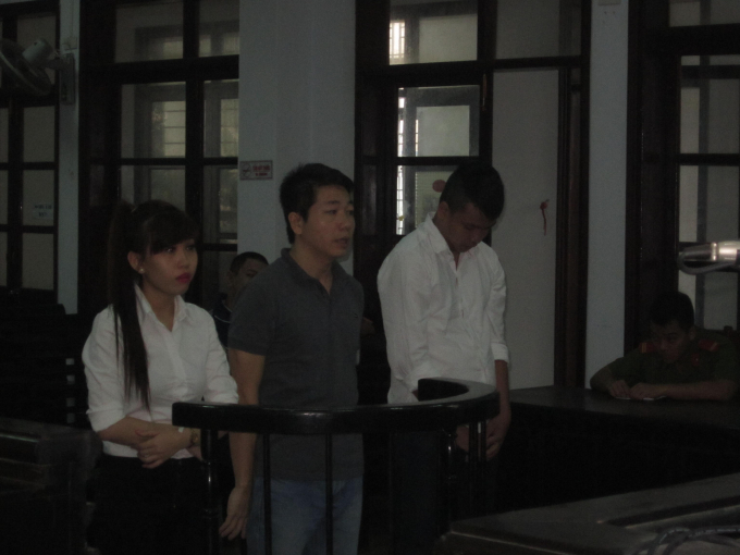 Bị c&aacute;o Hoa, Vương v&agrave; Hưng trước v&agrave;nh m&oacute;ng ngựa.