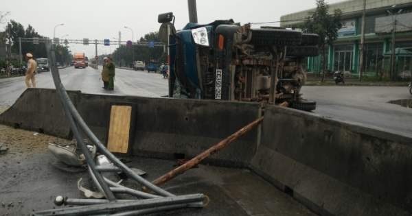 Thừa Thiên Huế: Sau tai nạn, người dân phá cabin đưa tài xế và phụ xe đi cấp cứu