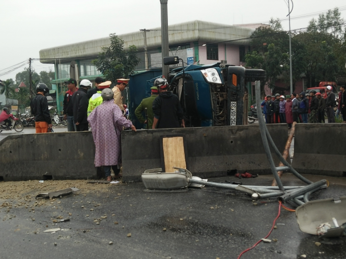 Người d&acirc;n ph&aacute; cabin đưa người tr&ecirc;n xe đi cấp cứu.