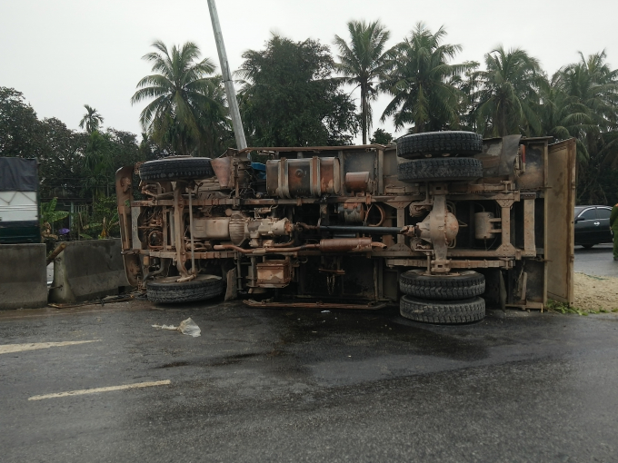 Chiếc xe nằm nghi&ecirc;ng sau vụ tai nạn.