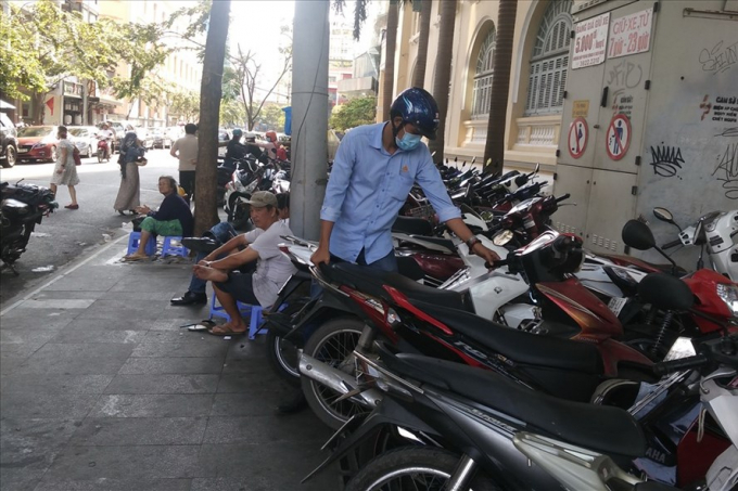 Chiều 11.1, b&atilde;i giữ xe tr&ecirc;n vỉa h&egrave; đường Hải Triều (phường Bến Th&agrave;nh, quận 1, TPHCM) vẫn hoạt động nhộn nhịp. Ảnh: PV
