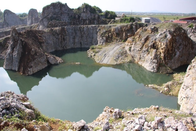 Việc khai th&aacute;c s&acirc;u qu&aacute; chỉ giới cho ph&eacute;p đ&atilde; tạo th&agrave;nh những hồ nước khổng lồ, tiềm ẩn nhiều nguy hiểm. (Ảnh: TH&Agrave;NH CH&Acirc;U - ĐỨC THẮNG)