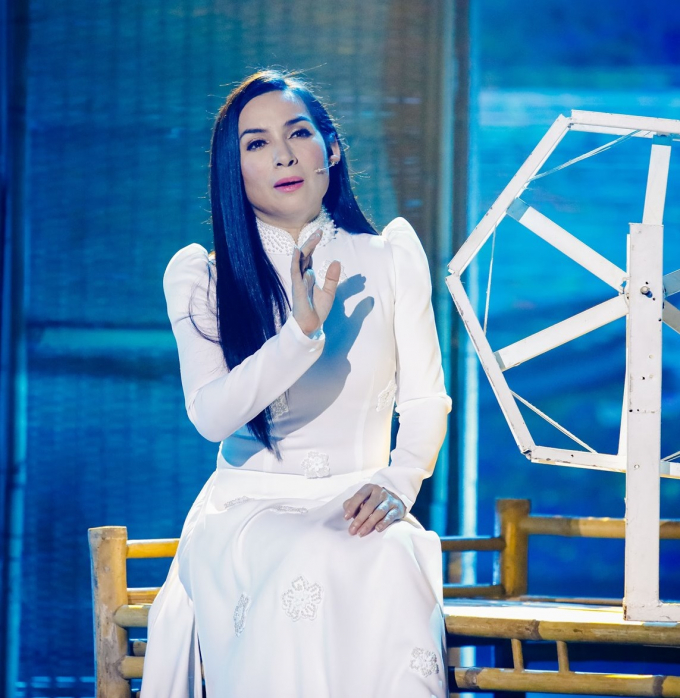 Phi Nhung đẹp h&uacute;t hồn với &aacute;o d&agrave;i trắng