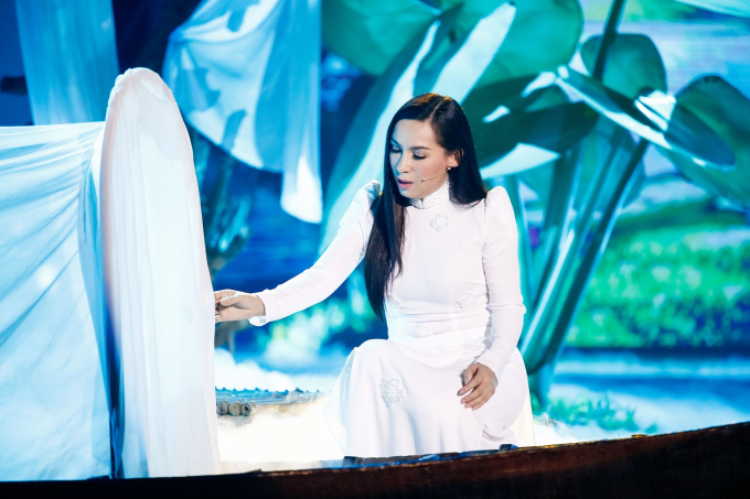 Phi Nhung đẹp h&uacute;t hồn với &aacute;o d&agrave;i trắng