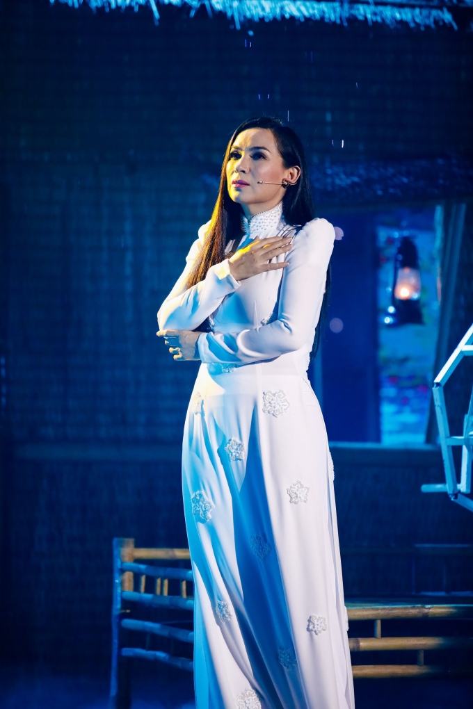 Phi Nhung đẹp h&uacute;t hồn với &aacute;o d&agrave;i trắng