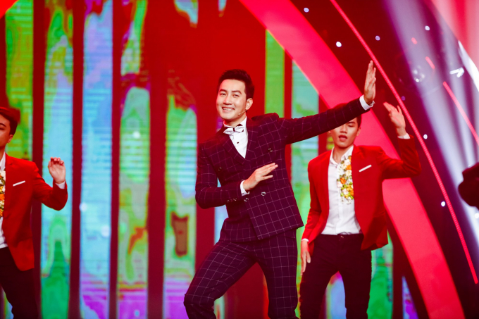 Phi Nhung đẹp h&uacute;t hồn với &aacute;o d&agrave;i trắng