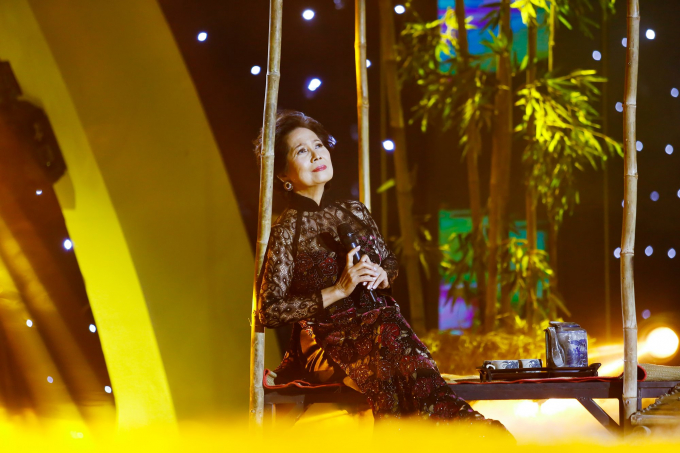 Phi Nhung đẹp h&uacute;t hồn với &aacute;o d&agrave;i trắng