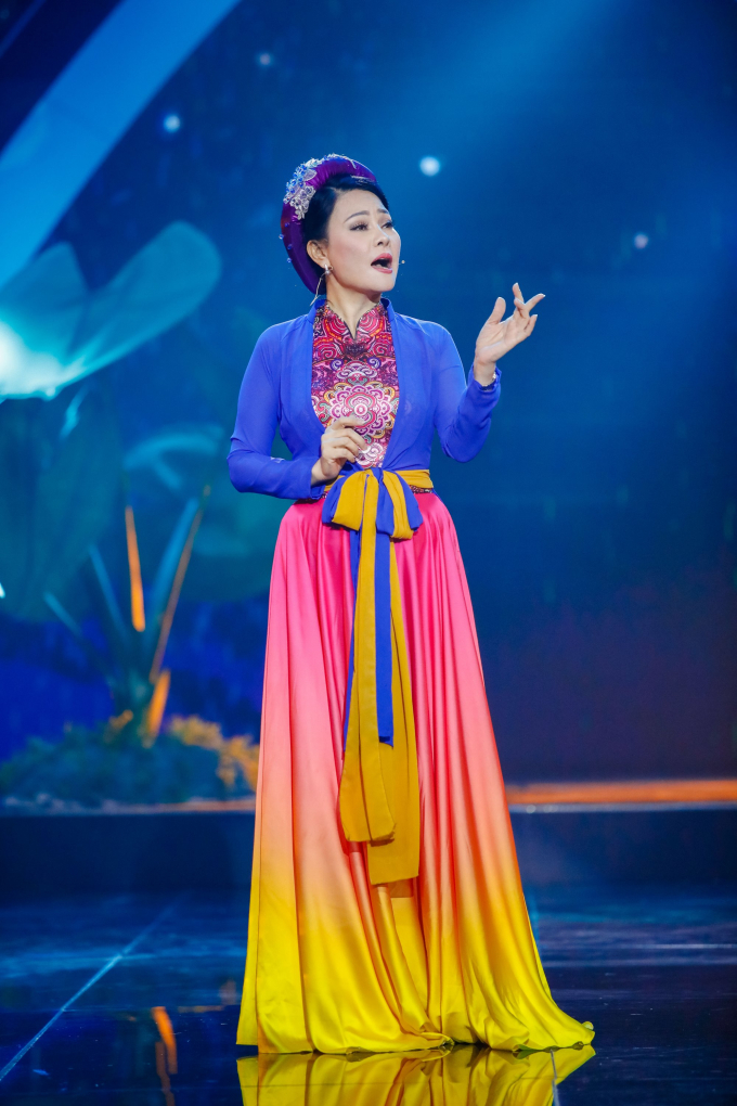 Phi Nhung đẹp h&uacute;t hồn với &aacute;o d&agrave;i trắng