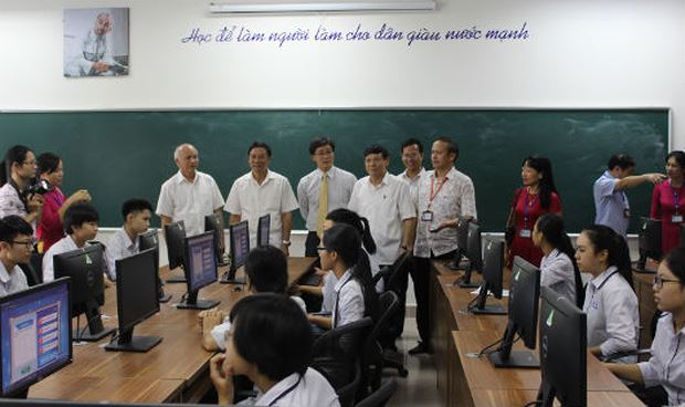 Thứ trưởng Nguyễn Kh&aacute;nh Ngọc tham quan ph&ograve;ng m&aacute;y Trường THPT chuy&ecirc;n Bắc Ninh.