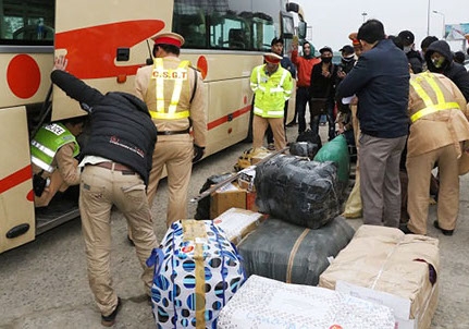 Hà Tĩnh: Chở hàng không rõ nguồn gốc, tài xế xe khách rồ ga bỏ chạy