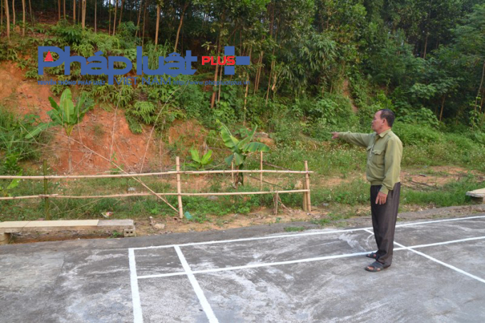 V&igrave; đồng &yacute; việc trao đổi đất giữa gia đ&igrave;nh v&agrave; tổ d&acirc;n số 13 m&agrave; &ocirc;ng Vinh bị kỉ luật.