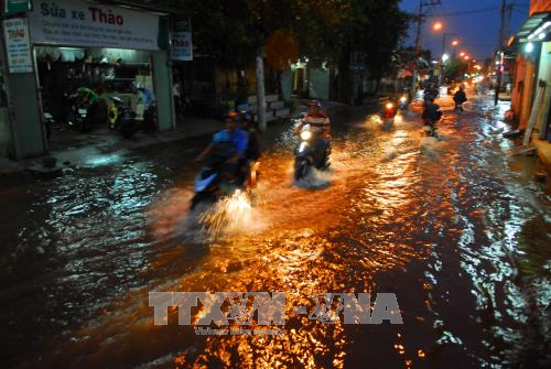 Chiều tối ng&agrave;y 6/12/2017, triều cường ở một số khu vực tr&ecirc;n địa TP Hồ Ch&iacute; Minh tiếp tục d&acirc;ng cao đạt đỉnh đạt mức 1,66 m tại trạm Nh&agrave; B&egrave; (vượt mức b&aacute;o động 3) l&agrave;m nhiều tuyến đường ngập s&acirc;u trong nước. Ảnh: Mạnh Linh/TTXVN