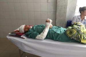 B&agrave; Nguyệt, b&agrave; Lan c&ugrave;ng phải nhập viện.