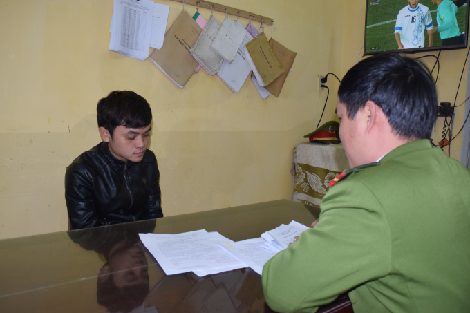 Tại cơ quan C&ocirc;ng an Ph&uacute; tiếp tục khai nhận đ&atilde; chiếm đoạt 1 chiếc xe m&aacute;y v&agrave; 1 chiếc điện thoại Iphone của một nạn nh&acirc;n kh&aacute;c.